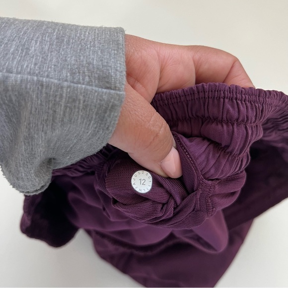 Lululemon Hotty Hot 2.5” short in Regal plum - size 12 - Picture 4 of 4